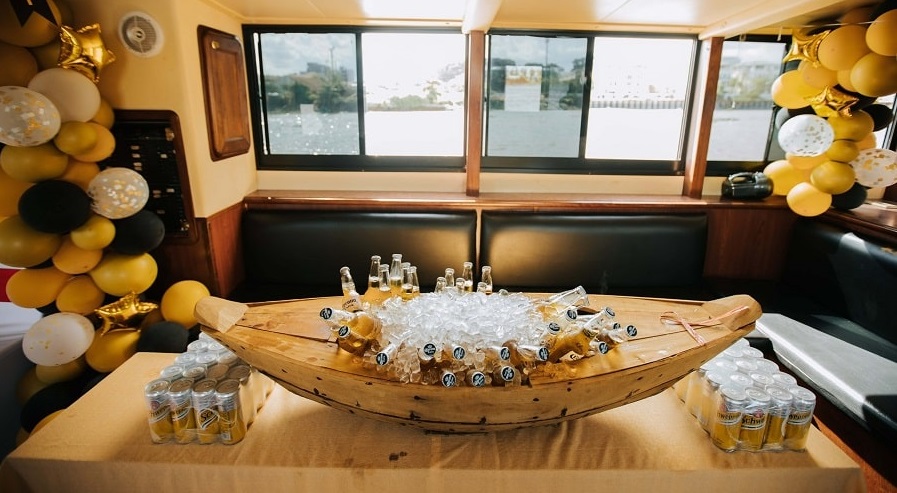 Quý khách có thể lựa chọn không gian tổ chức sự kiện trên du thuyền thoáng mát ngoài trời trên thượng tàu hay không gian ấm áp trong hội trường du thuyền